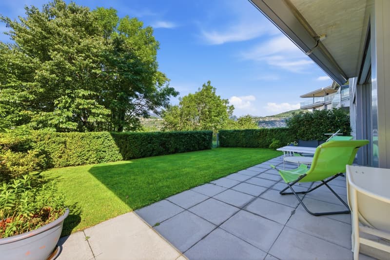 Modern und einladend mit großem privatem Garten. (1)