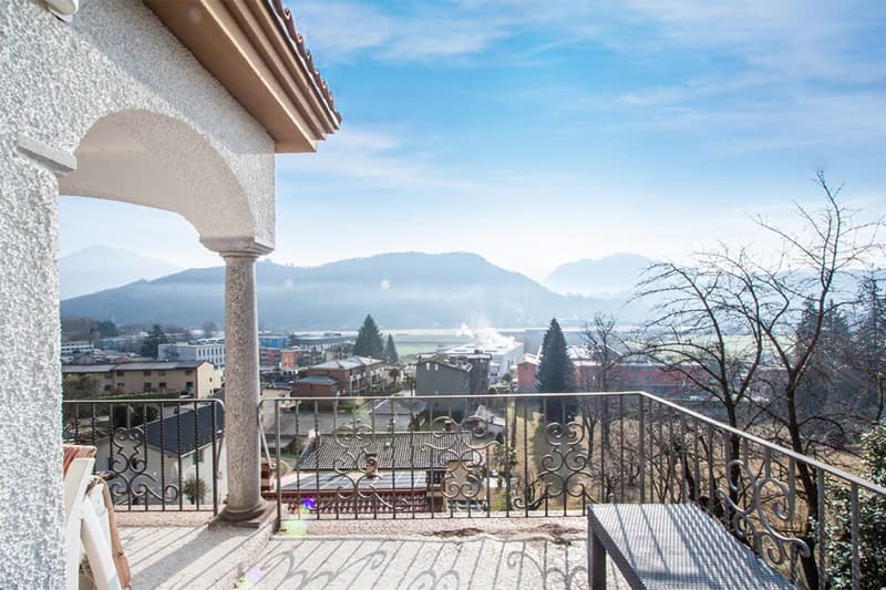 Splendida villa suddivisa in tre appartamenti indipendenti (11)