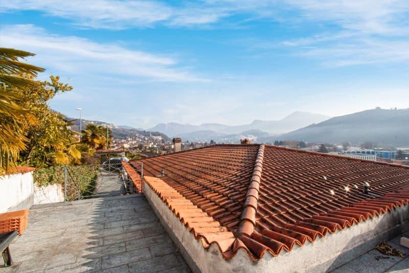 Splendida villa suddivisa in tre appartamenti indipendenti (13)