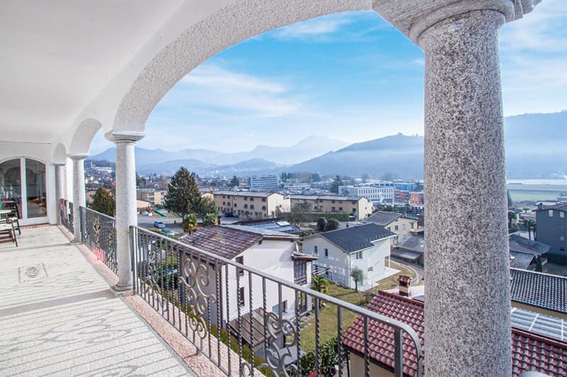 Splendida villa suddivisa in tre appartamenti indipendenti (1)