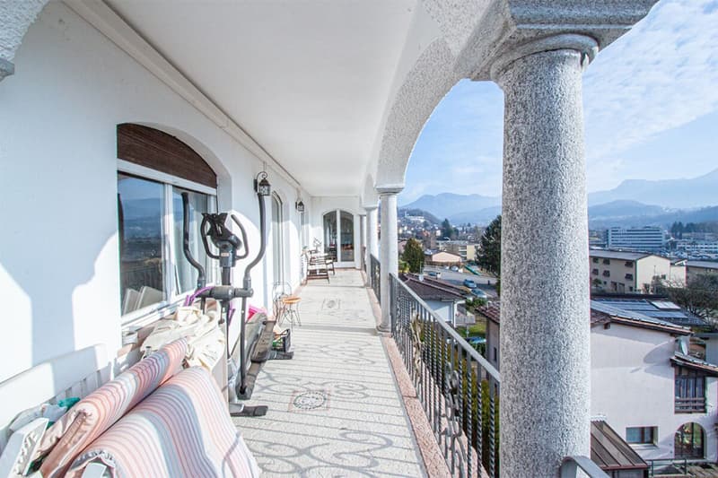 Splendida villa suddivisa in tre appartamenti indipendenti (9)