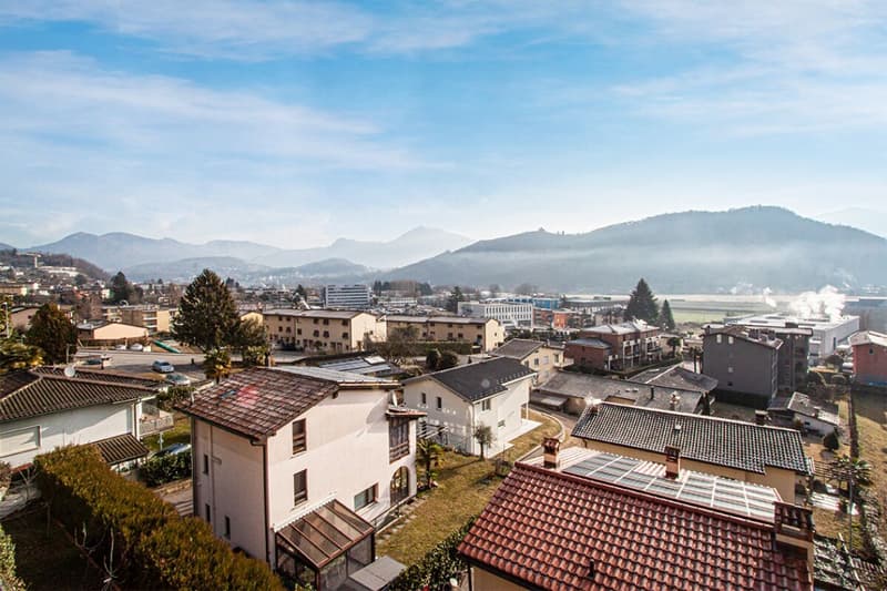 Splendida villa suddivisa in tre appartamenti indipendenti (14)