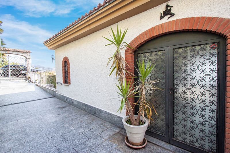 Splendida villa suddivisa in tre appartamenti indipendenti (2)