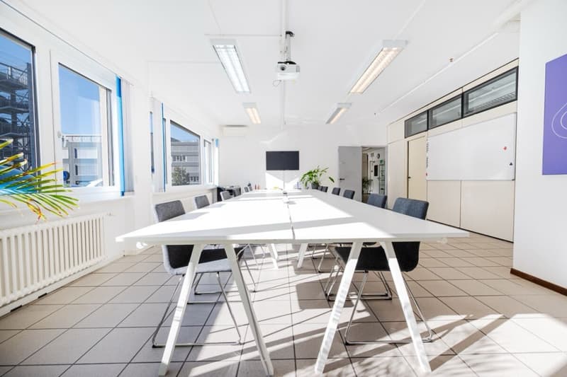 Large modular and divisible commercial space (9)