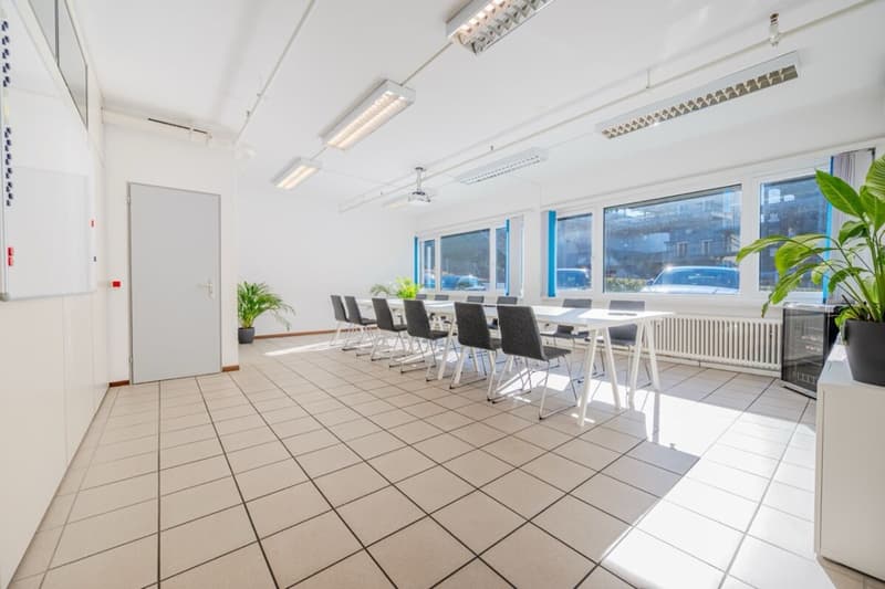 Large modular and divisible commercial space (10)