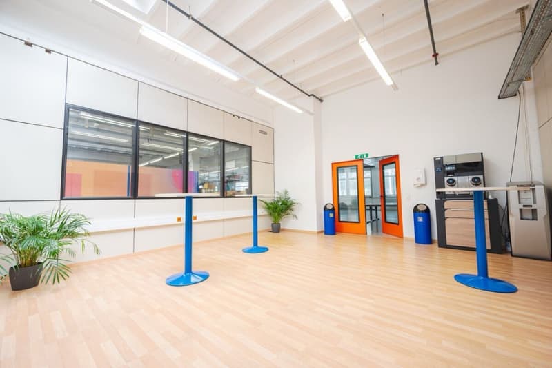 Large modular and divisible commercial space (12)