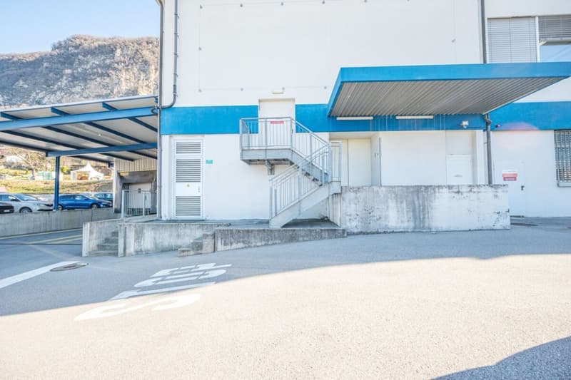 Large modular and divisible commercial space (18)