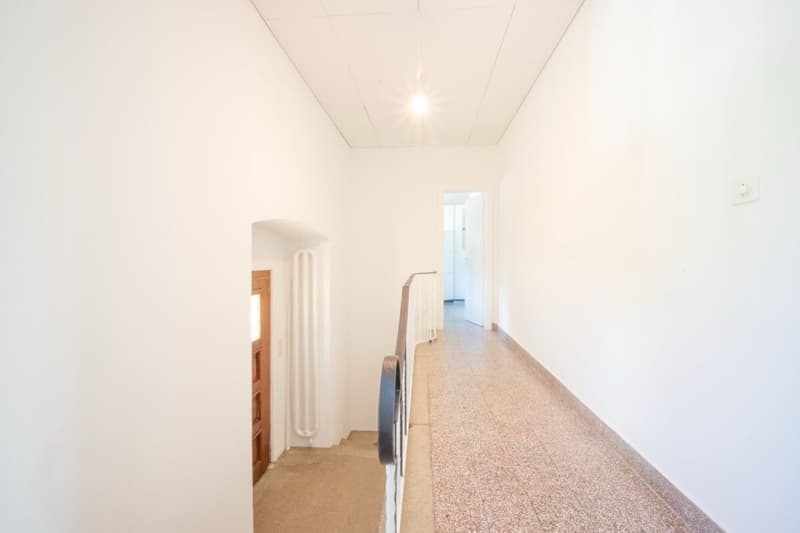 Sunny house with lake views and great development potential (4)