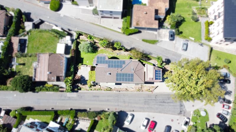 Sunny house with lake views and great development potential (9)