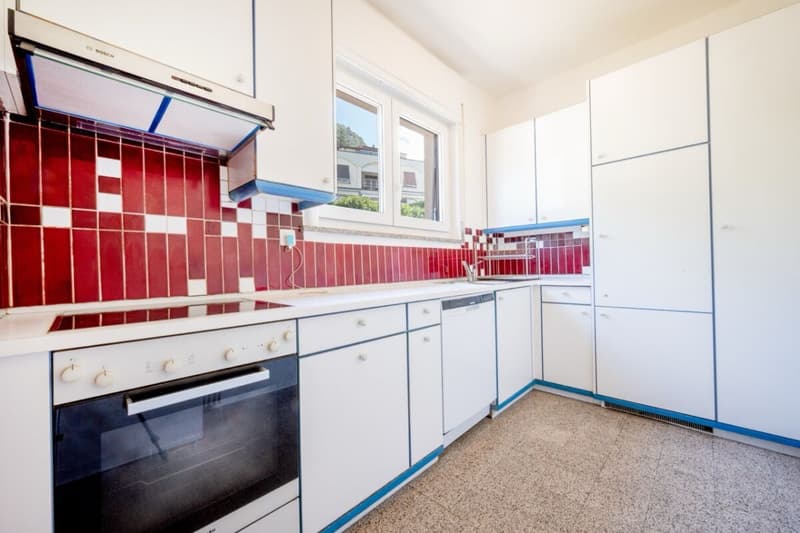 Sunny house with lake views and great development potential (5)