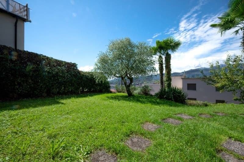 Sunny house with lake views and great development potential (7)