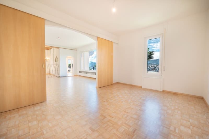 Sunny house with lake views and great development potential (3)