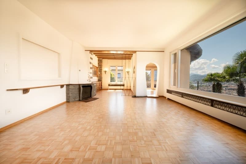 Sunny house with lake views and great development potential (2)