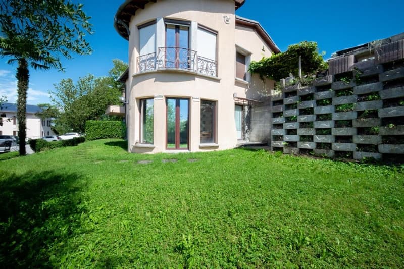Sunny house with lake views and great development potential (6)