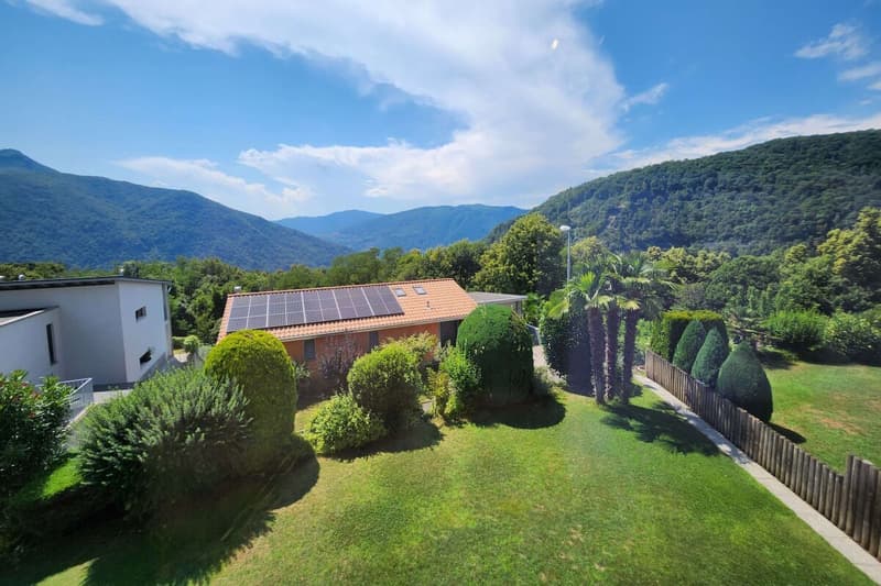 Detached house with garden and lake view (1)