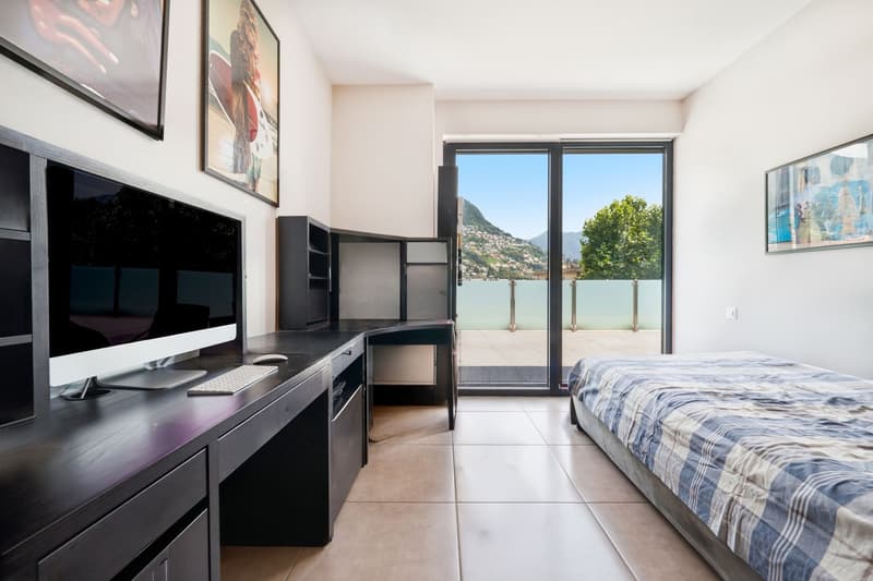 Penthouse with a spacious terrace just a few steps from the center of Lugano. (11)