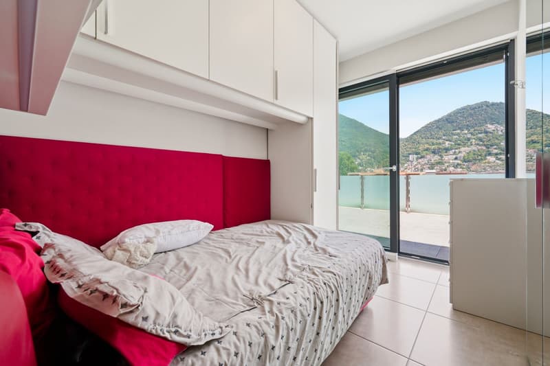 Penthouse with a spacious terrace just a few steps from the center of Lugano. (12)