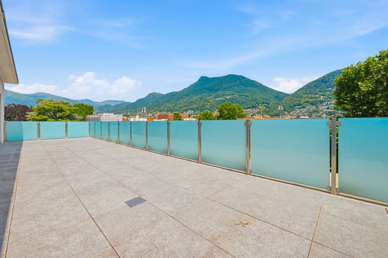 Penthouse with a spacious terrace just a few steps from the center of Lugano. (14)
