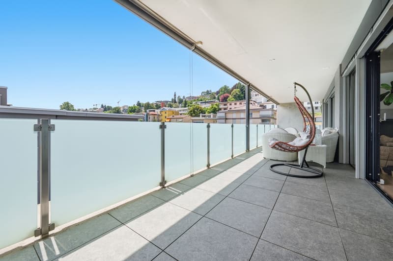 Penthouse with a spacious terrace just a few steps from the center of Lugano. (16)