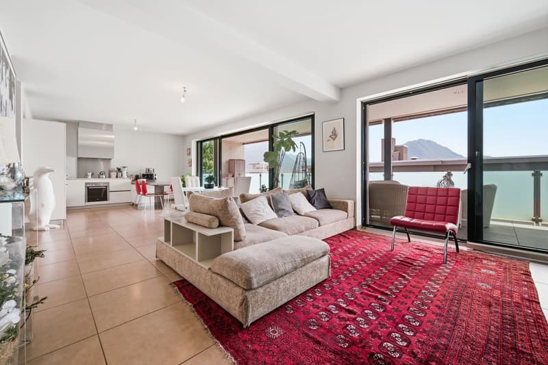 Penthouse with a spacious terrace just a few steps from the center of Lugano. (3)