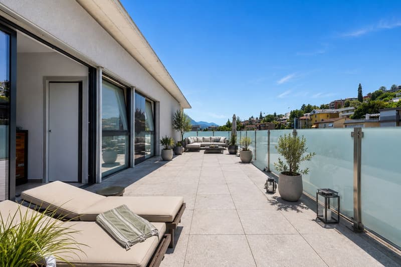 Penthouse with a spacious terrace just a few steps from the center of Lugano. (1)