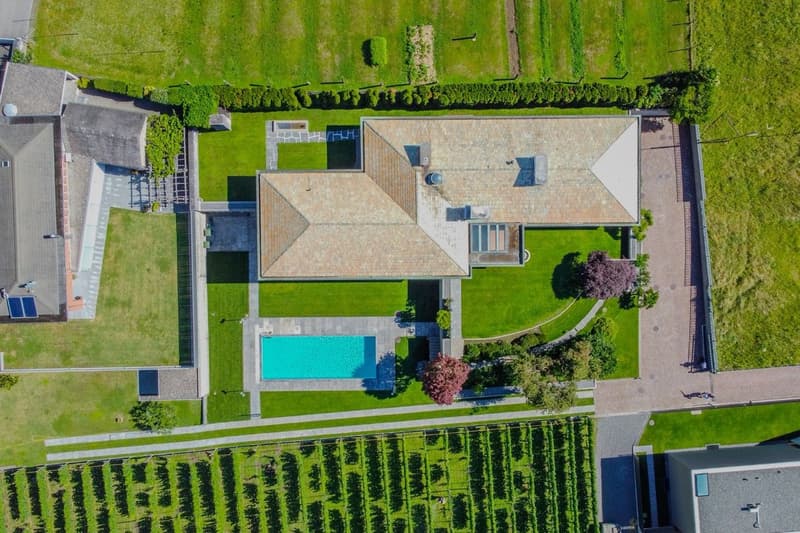 Villa exclusive avec piscine dans un emplacement privilégié (2)