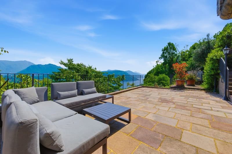 Eleganza e panorama: villa con vista lago e privacy (1)
