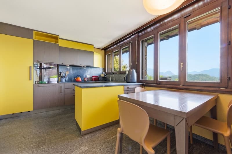 Eleganza e panorama: villa con vista lago e privacy (10)