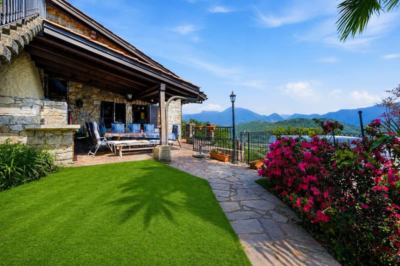 Eleganza e panorama: villa con vista lago e privacy (4)