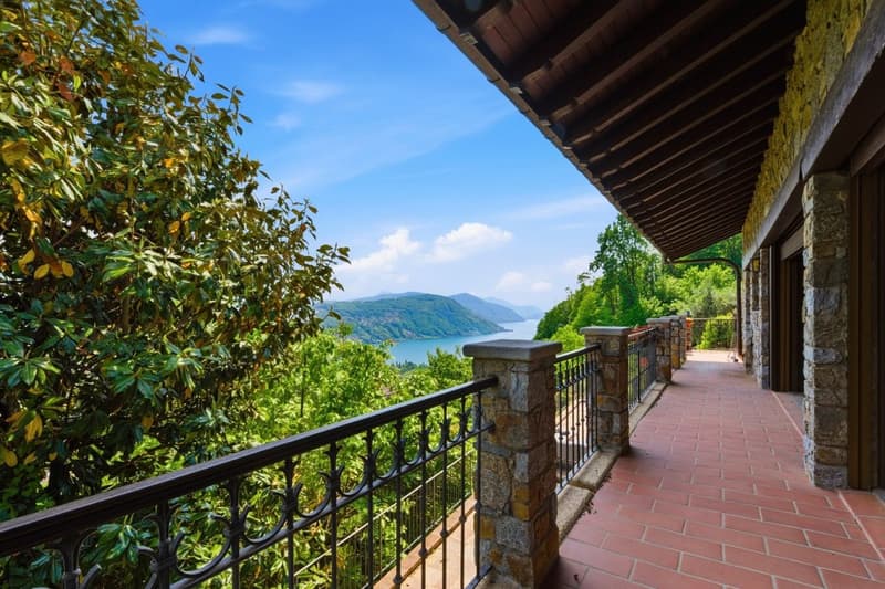 Eleganza e panorama: villa con vista lago e privacy (2)