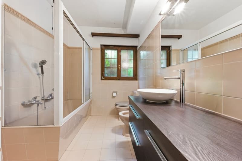 Eleganza e panorama: villa con vista lago e privacy (14)