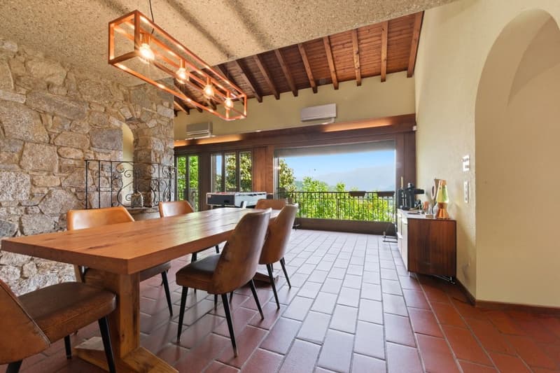 Eleganza e panorama: villa con vista lago e privacy (5)