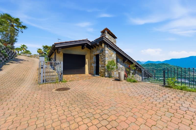 Eleganza e panorama: villa con vista lago e privacy (8)