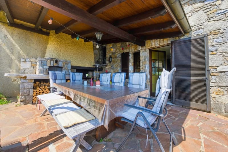 Eleganza e panorama: villa con vista lago e privacy (9)