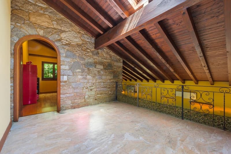 Eleganza e panorama: villa con vista lago e privacy (7)