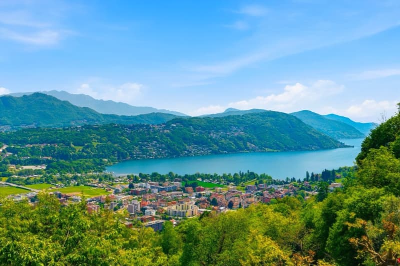 Eleganza e panorama: villa con vista lago e privacy (3)
