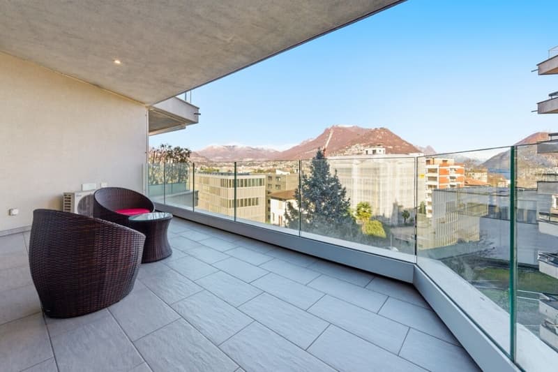 Située au centre, idéale comme maison de vacances, avec grande terrasse et vue sur le lac (4)