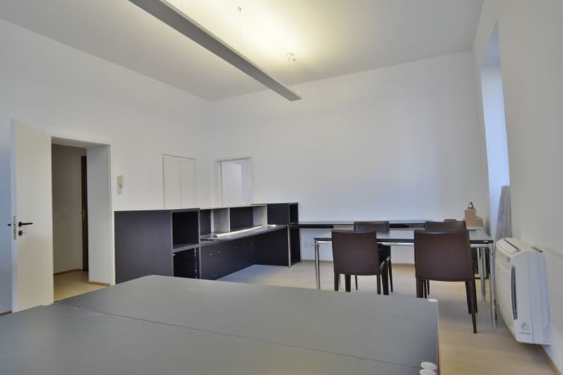 Bureau spacieux à louer (3)