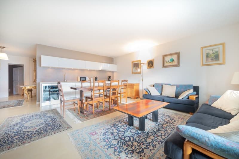 Bright apartment in a prime location (2)