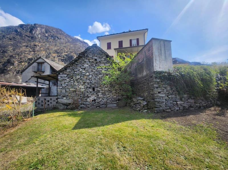 Maison historique multifamiliale avec rustico au cœur d'Avegno (2)