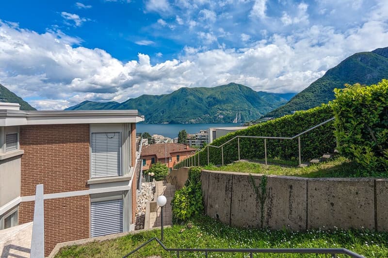 Bright Penthouse with Wide, Open Lake Views (7)