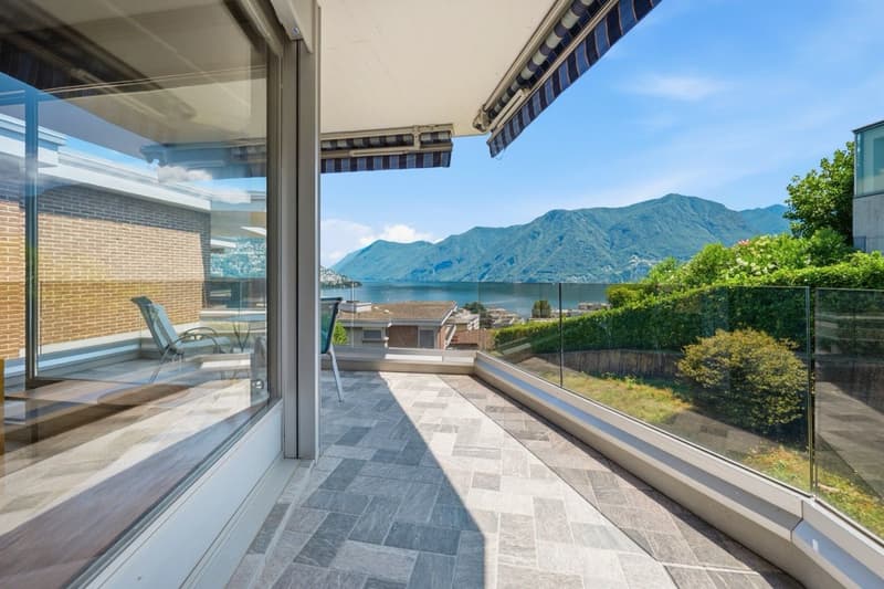 Bright Penthouse with Wide, Open Lake Views (1)