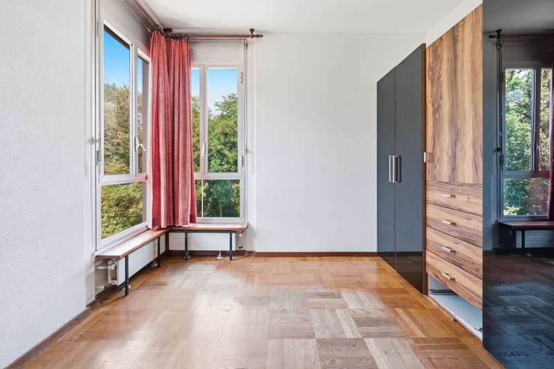 Bright Penthouse with Wide, Open Lake Views (4)