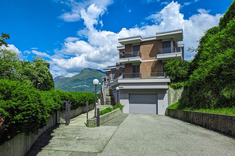 Bright Penthouse with Wide, Open Lake Views (8)