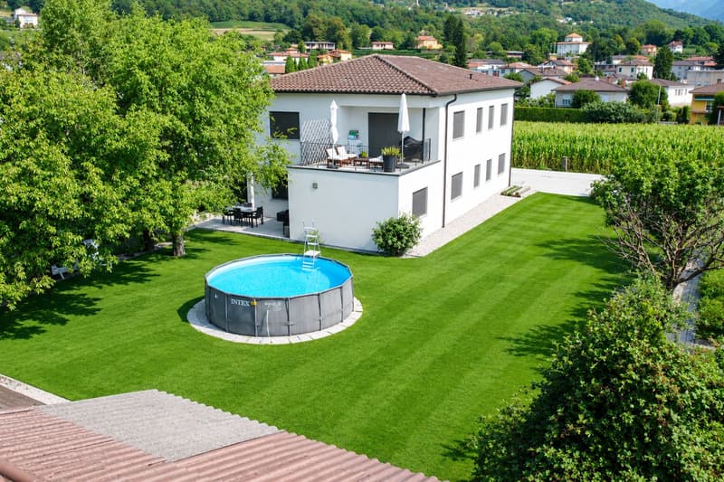 Casa bifamiliare totalmente ristrutturata con ampio terreno a Ligornetto (1)
