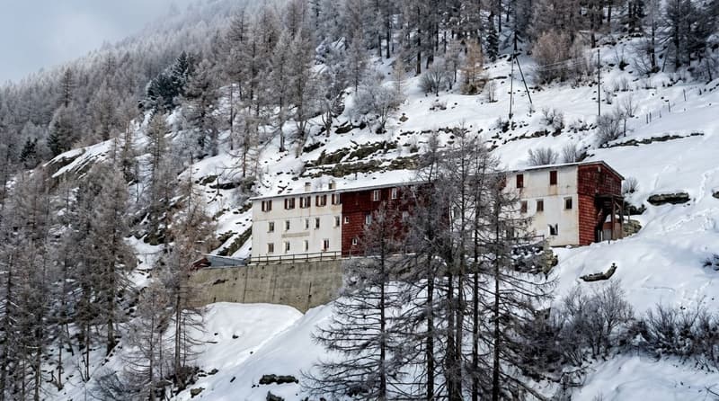 Ferien-Mehrfamilienhaus mit 9 Einheiten in Saas-Almagell (2)