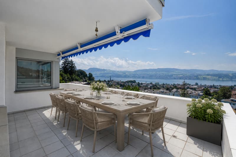 Terrasse mit See- und Bergblick