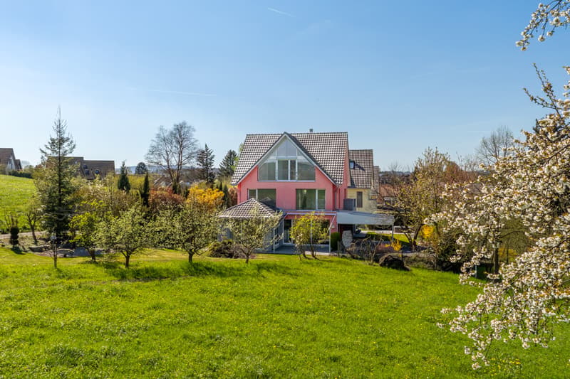 Ruhig gelegen mit grossem Garten mitten im Grünen