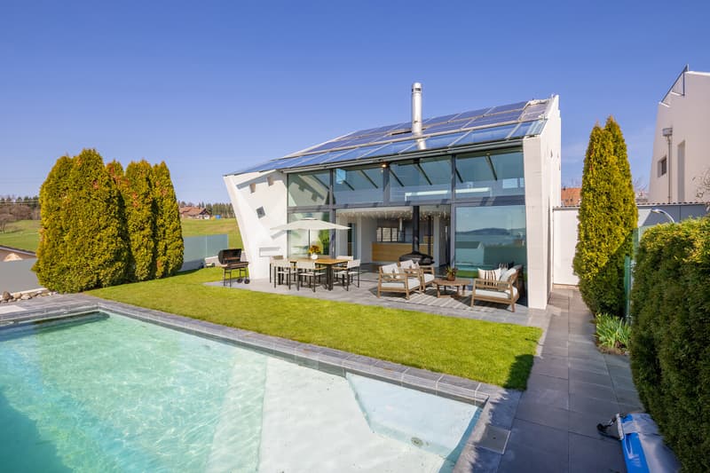 Privater Gartensitzplatz mit Pool