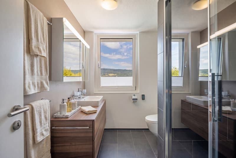 Badezimmer mit Sicht ins Grüne